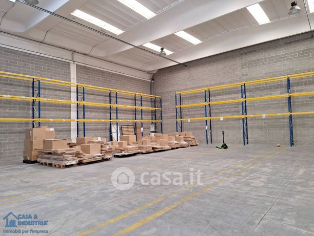 Capannone in commerciale in Via Italia