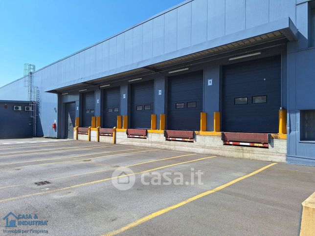 Capannone in commerciale in Via Volturno