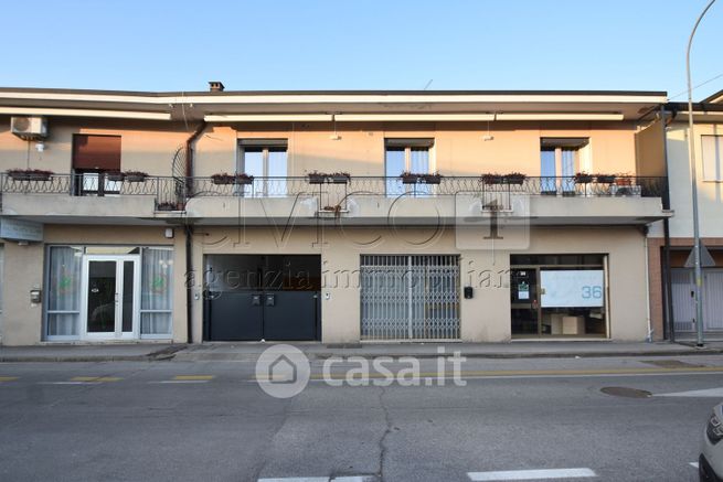 Negozio/locale commerciale in commerciale in Via Camisana 177