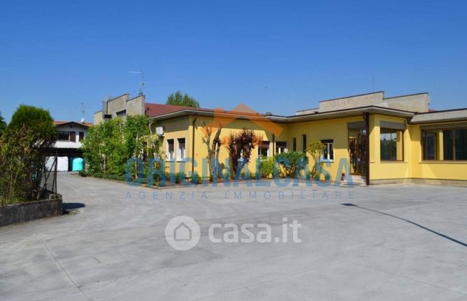 Capannone in commerciale in Via G. C. Abba
