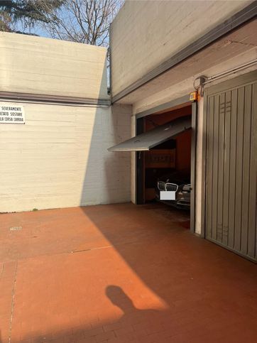 Box/posto auto in residenziale in Via Alfredo Calzolari