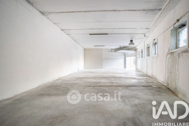 Box/posto auto in residenziale in Via Issy Les Moulineaux 16