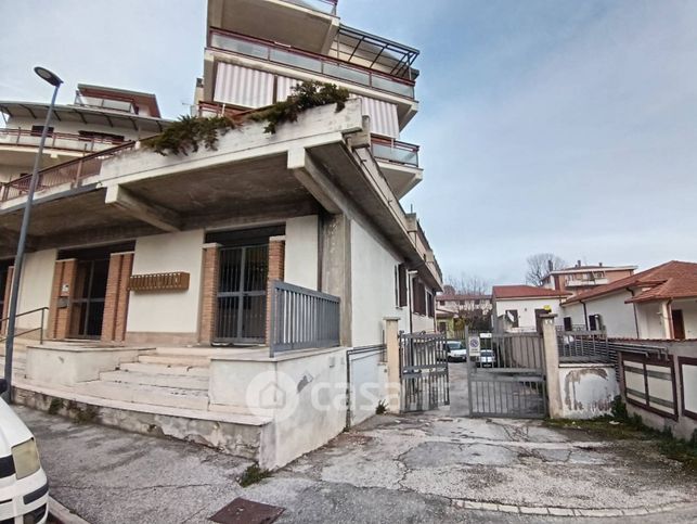 Ufficio in commerciale in Via Canada