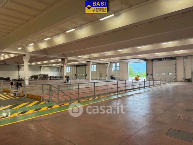 Capannone in commerciale in 