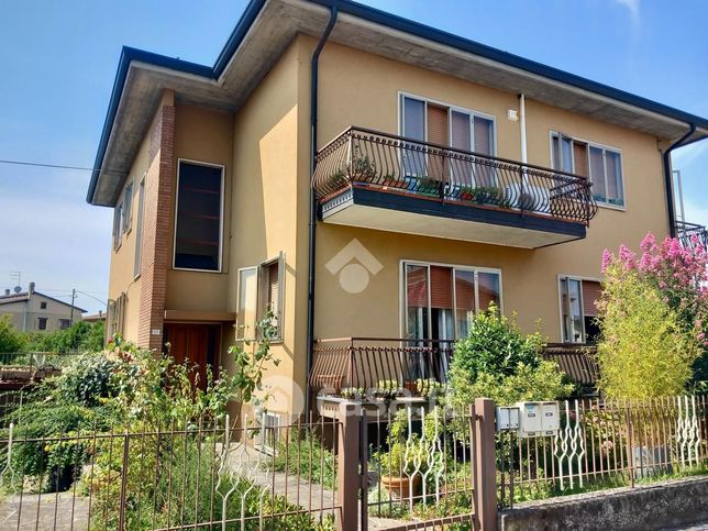 Appartamento in residenziale in Via Lora 11