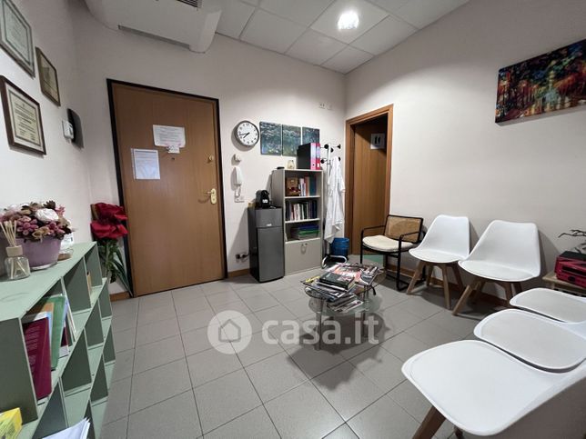 Ufficio in commerciale in 