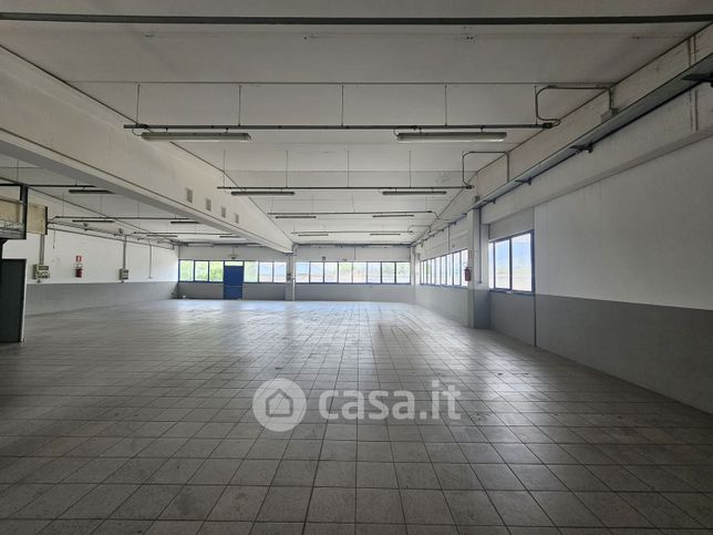 Capannone in commerciale in Via Milano