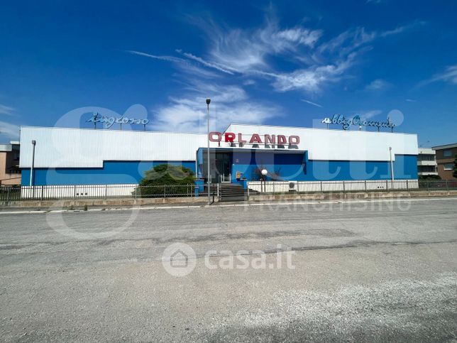 Capannone in commerciale in Via Francesco Maffei 10