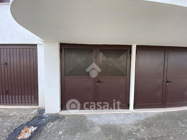 Garage/posto auto in residenziale in Strada Statale 16