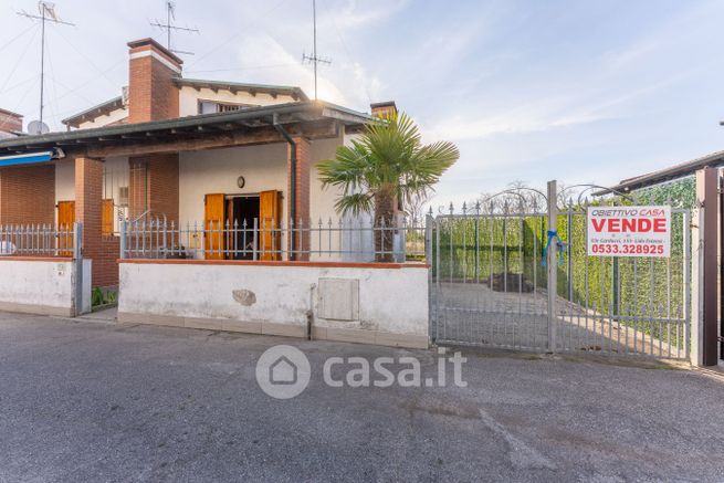 Casa bi/trifamiliare in residenziale in Via Giovanni Verga 136
