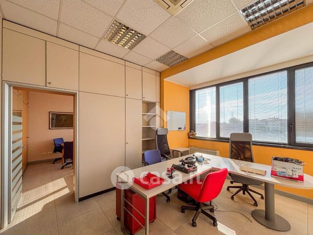 Ufficio in commerciale in Viale Lombardia 218