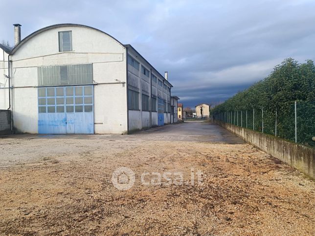 Capannone in commerciale in 