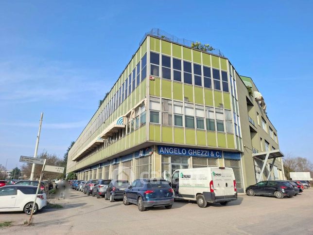 Capannone in commerciale in Via Erba 1