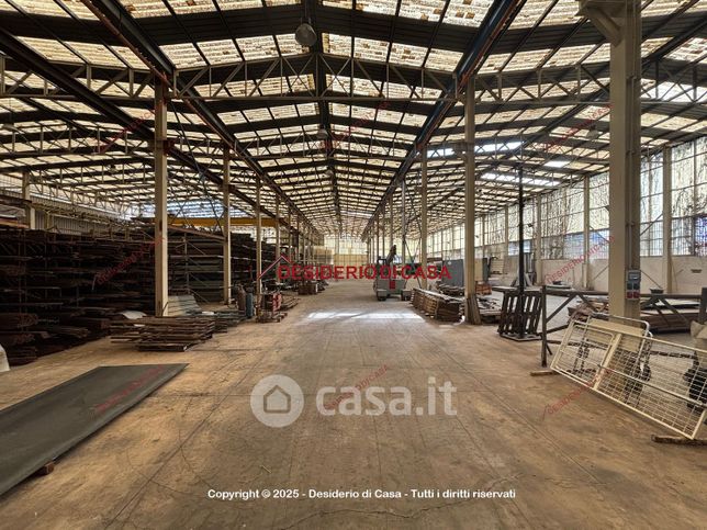 Capannone in commerciale in Via Emiro Giafar