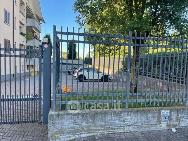 Box/posto auto in residenziale in Via San Bovio 4