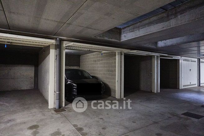 Garage/posto auto in residenziale in Via Angelo Agostoni 22