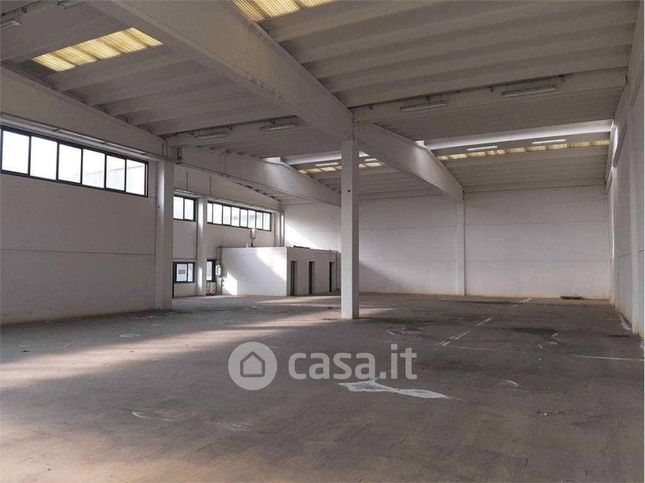 Capannone in commerciale in