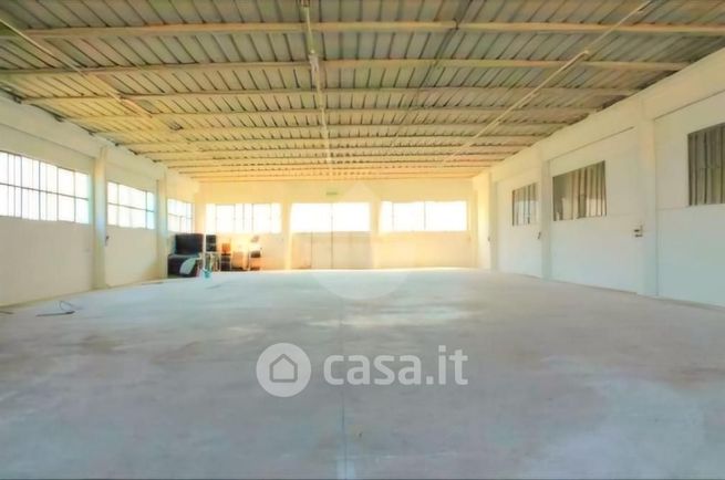 Capannone in commerciale in Via delle Cartiere