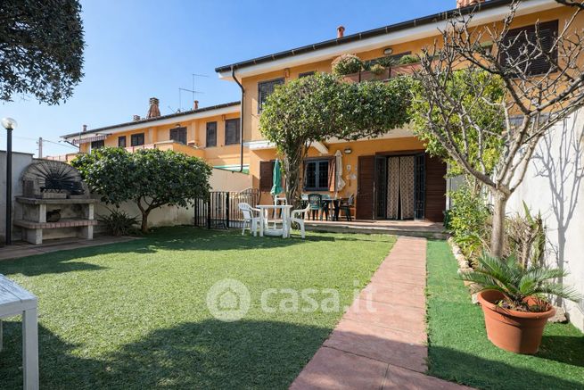 Villetta a schiera in residenziale in Via delle Azalee 3