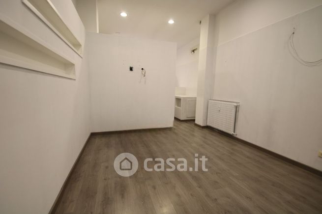 Negozio/locale commerciale in commerciale in Via Pavia