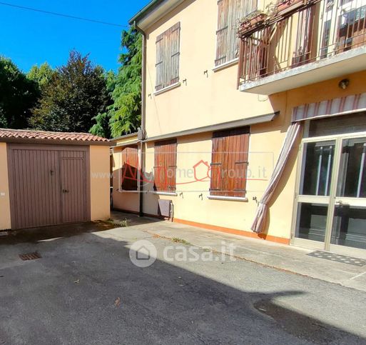 Casa bi/trifamiliare in residenziale in