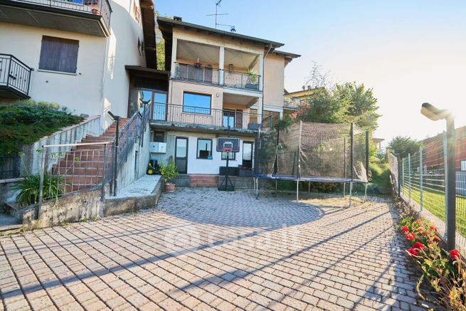 Casa bi/trifamiliare in residenziale in 