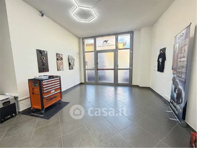 Capannone in commerciale in 