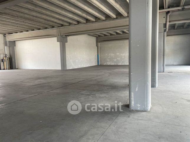 Capannone in commerciale in 