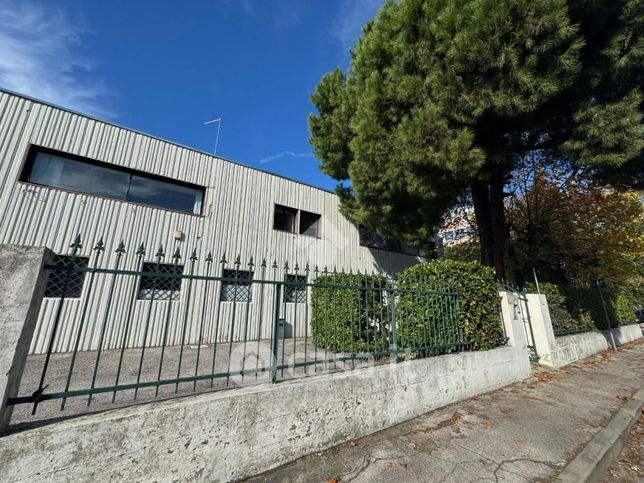 Ufficio in commerciale in 