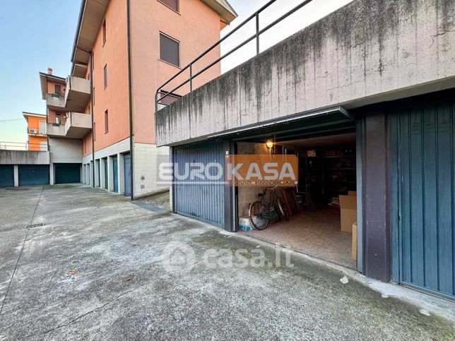 Garage/posto auto in residenziale in Via Antonio Locatelli