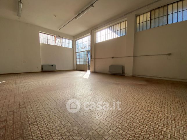 Capannone in commerciale in