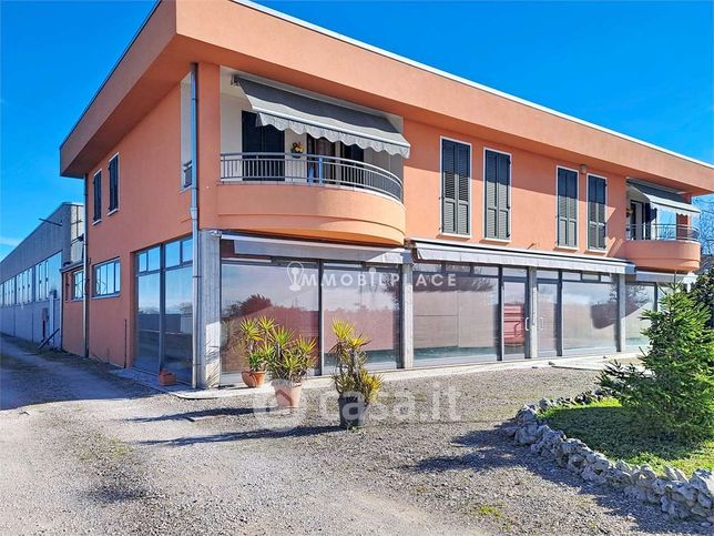 Casa indipendente in residenziale in 