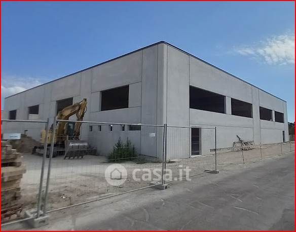 Capannone in commerciale in