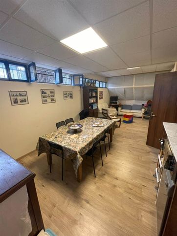 Capannone in commerciale in