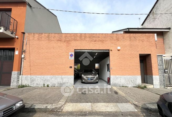 Capannone in commerciale in Via Giorgio De Geneys 9