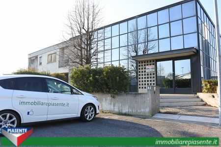 Capannone in commerciale in 