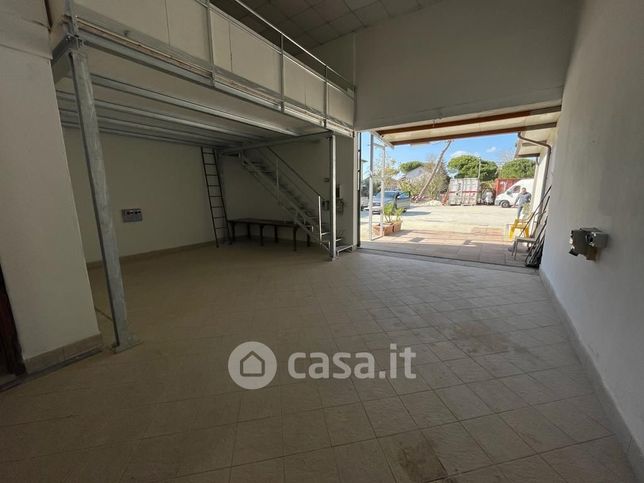 Capannone in commerciale in Via Garda 31