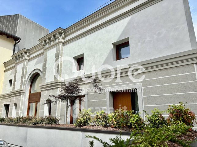 Casa bi/trifamiliare in residenziale in Via Cavour