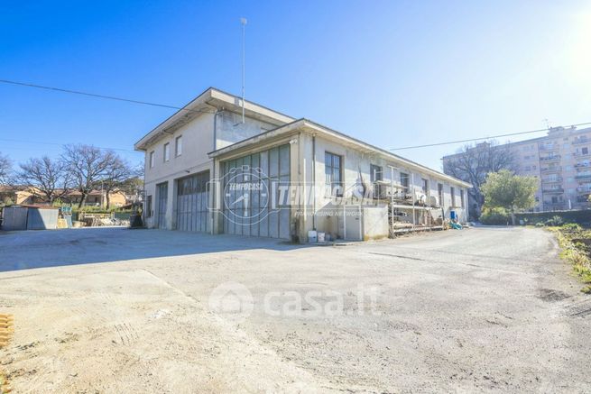 Capannone in commerciale in 