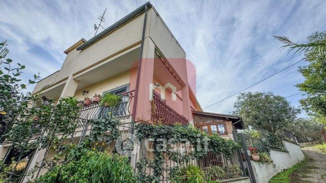 Casa bi/trifamiliare in residenziale in Via Casilina 512