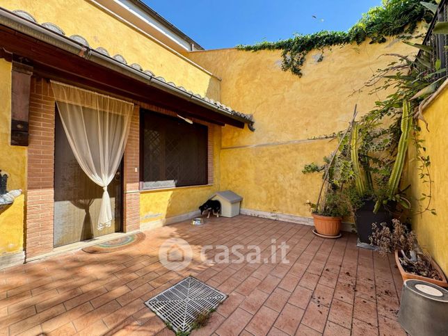 Casa bi/trifamiliare in residenziale in Via Caines