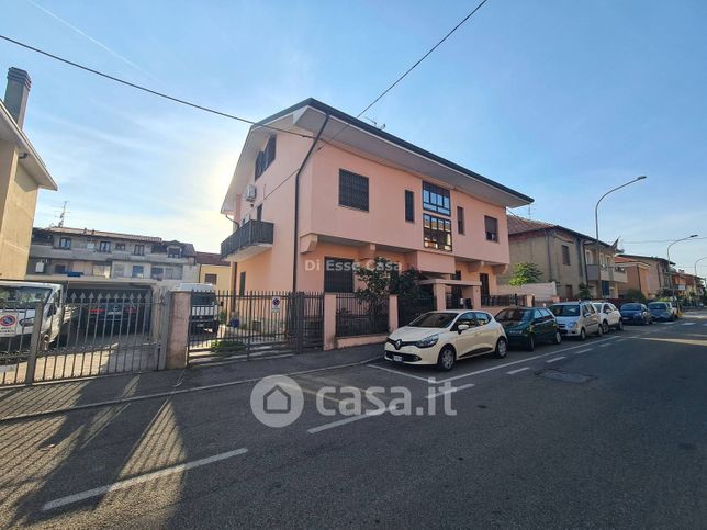 Box/posto auto in residenziale in Via dei Cacciatori 22