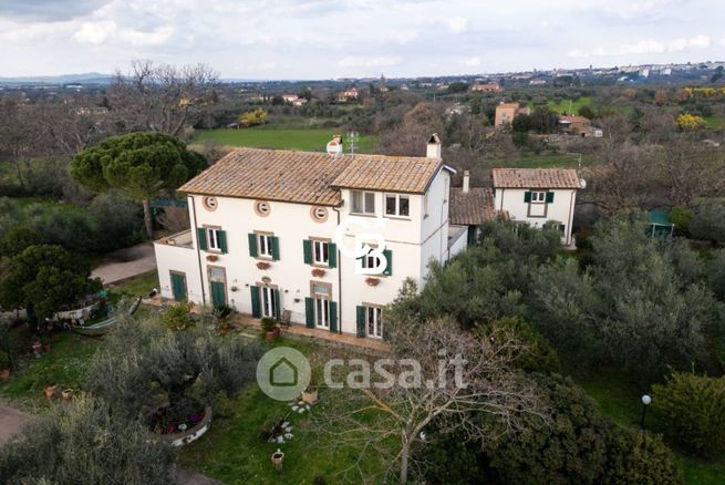 Rustico/casale in residenziale in Strada Cassia Sud
