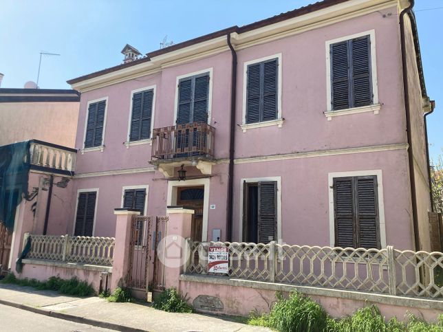 Casa indipendente in residenziale in Viale Umberto Maddalena
