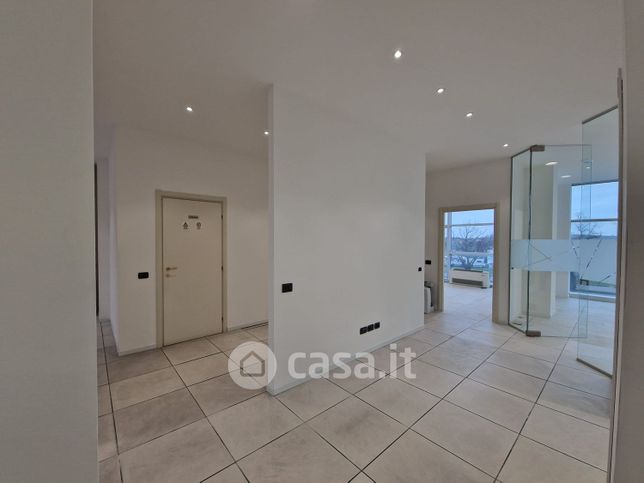 Ufficio in commerciale in Via Consolare Rimini-San Marino 51