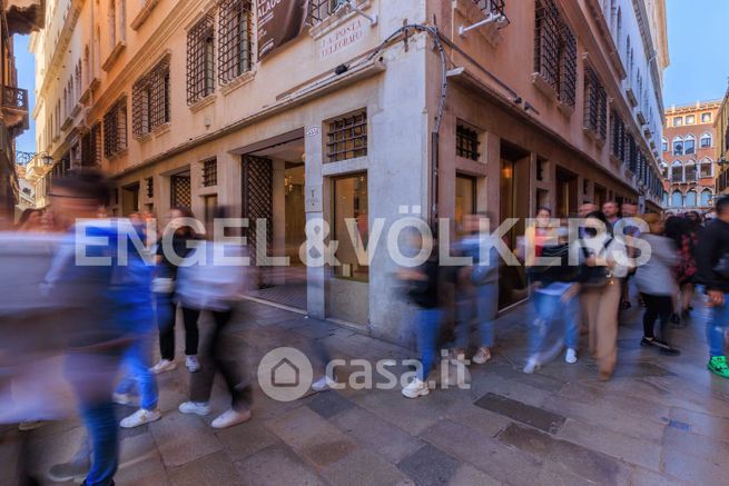 Attività/licenza (con o senza mura) in commerciale in Campo San Bortolomio