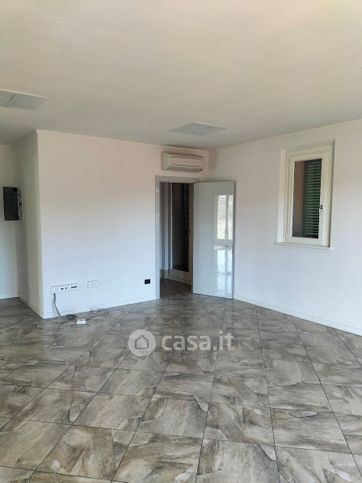 Ufficio in commerciale in Via Pasquale Villari