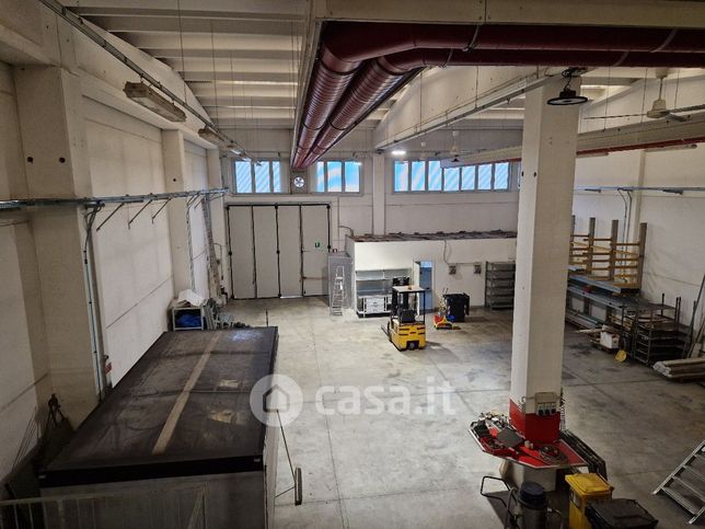 Capannone in commerciale in 