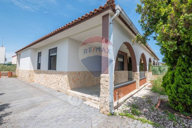 Villa in residenziale in Via delle Gardenie 15