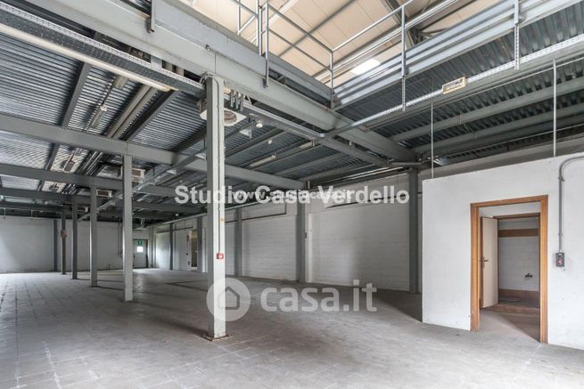 Capannone in commerciale in